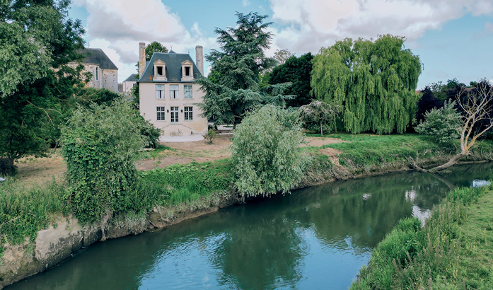 Commercialisé par Prosper au prix de 1 890 000&nbsp;€, le manoir de Tourpes est un édifice du XVIe&nbsp;siècle inscrit aux monuments historiques. Situé à deux heures de Paris, en plein cœur de la Normandie, le bâtiment propose 300&nbsp;m2 habitables, quatre chambres et un hectare de parc. Il a fait l’objet d’une rénovation contemporaine respectueuse de l’histoire pour en faire une demeure prête à vivre.